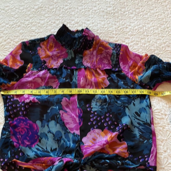 Fabulous😱gorgeous shear floral print blouse with rows of shirring and Gorg tie - Picture 13 of 16